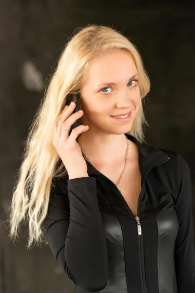 Σέξι ξανθιά κοπέλα με τηλέφωνο — Φωτογραφία Αρχείου