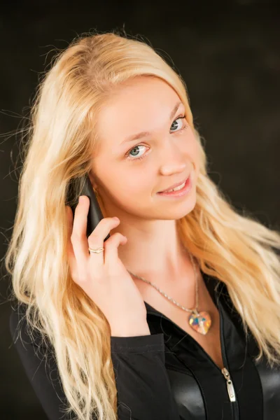 Sexig blond tjej med telefon — Stockfoto