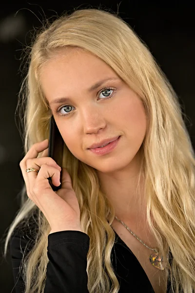 Sexig blond tjej med telefon — Stockfoto