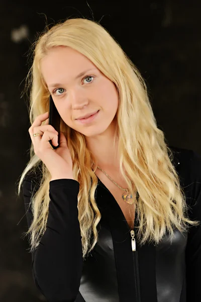 Sexig blond tjej med telefon — Stockfoto