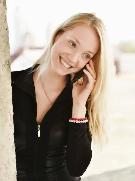 Sexig blond tjej med telefon — Stockfoto