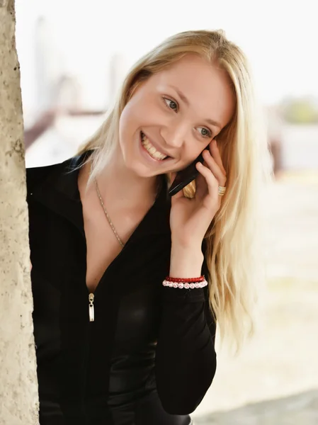 Sexig blond tjej med telefon — Stockfoto