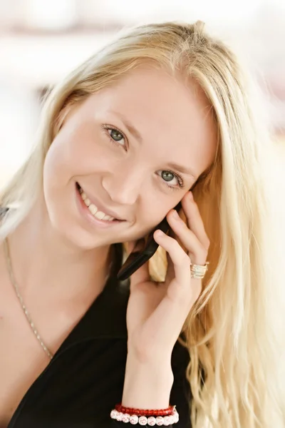 Sexy blondes Mädchen mit Telefon — Stockfoto