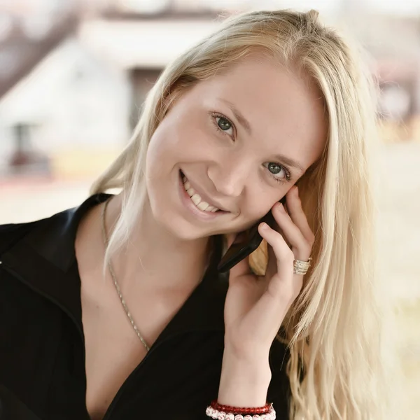 Szexi szőke lány a telefonnal — Stock Fotó