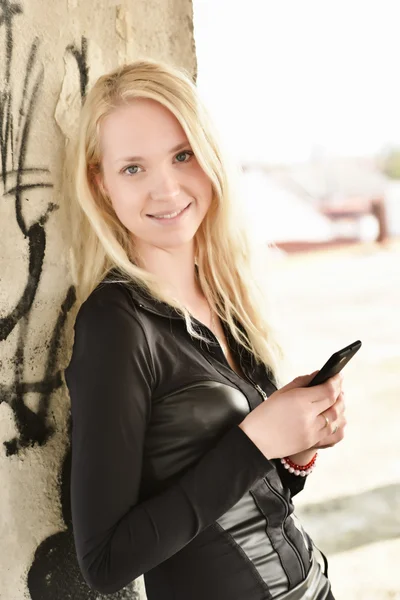 Sexig blond tjej med telefon — Stockfoto