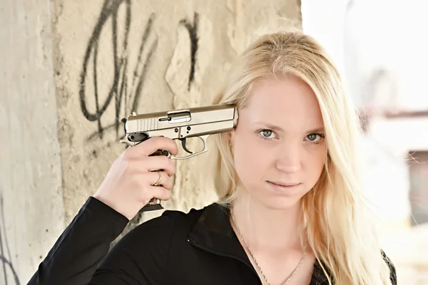 Szexi szőke lány fegyver — Stock Fotó