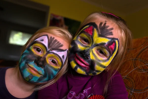 Las niñas con el gato maquillaje de la cara —  Fotos de Stock