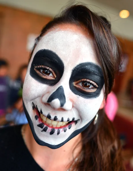 Girl with dead mask — Stock Photo, Image