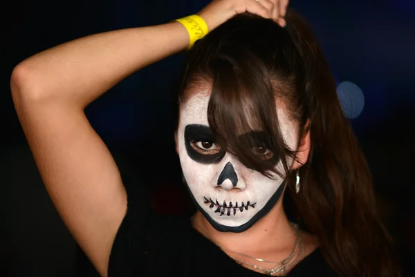 Meisje met dode masker — Stockfoto