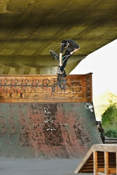 Mountainbiker fährt in Skatepark — Stockfoto