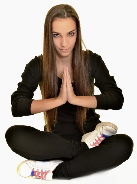 Mujer joven en pose de yoga — Foto de Stock