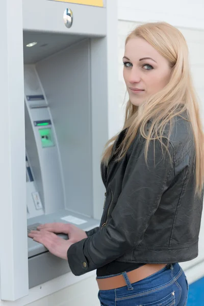 Dívka v atm — Stock fotografie