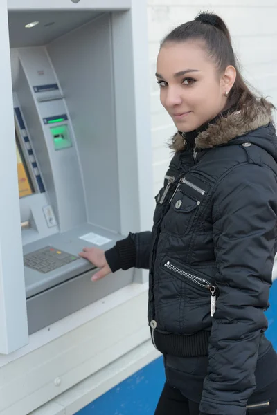 Девушка в банкомате — стоковое фото
