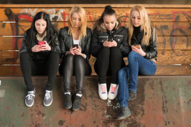 Cep telefonu kullanan kızlar