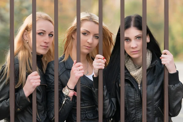 Mädchen hinter Gittern — Stockfoto