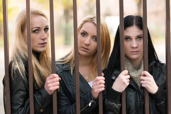 Mädchen hinter Gittern — Stockfoto