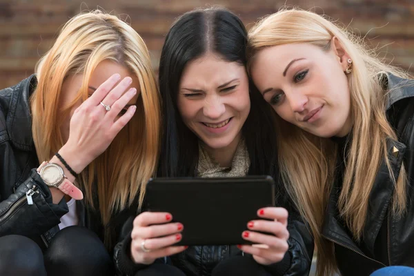 Mädchen schauen auf digitales Tablet — Stockfoto