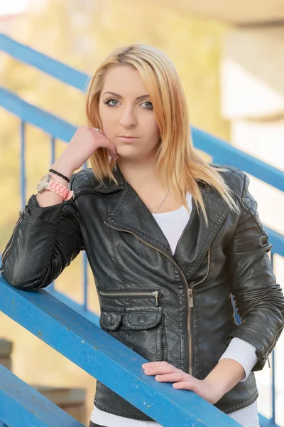 Woman posing on steps — Stock fotografie