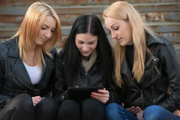 Mädchen schauen auf digitales Tablet — Stockfoto