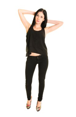 Uzun düz saçlı esmer kadın