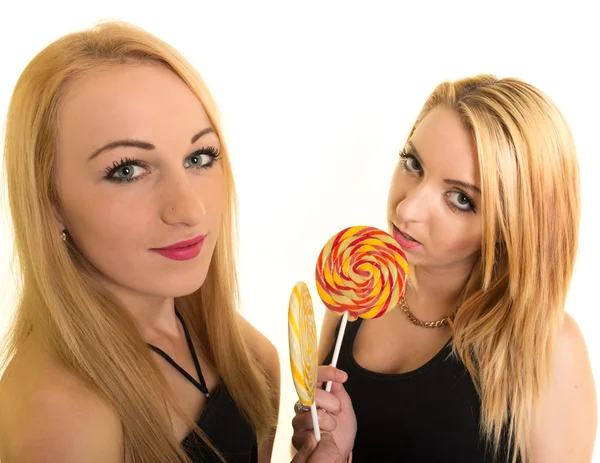 Две девушки с конфетами — стоковое фото