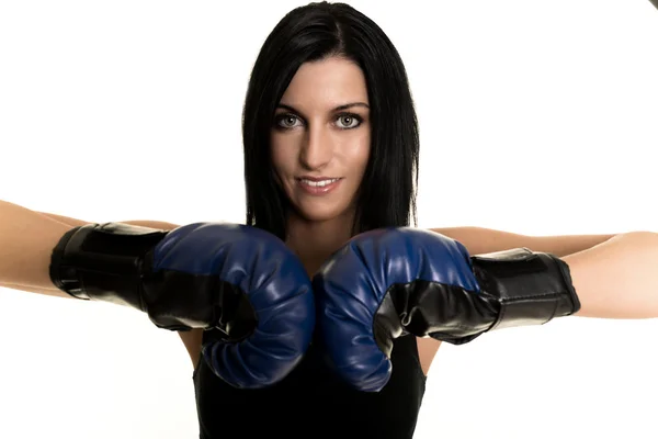 Mulher em luvas de boxe azul — Fotografia de Stock