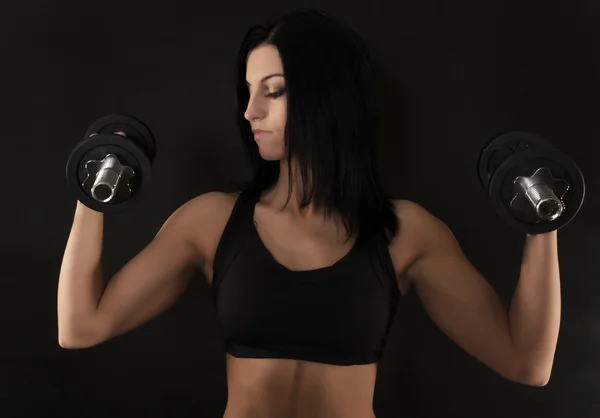 Mujer joven con pesas — Foto de Stock