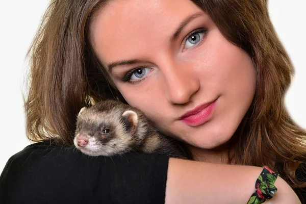 Mooi meisje houden een ferret — Stockfoto