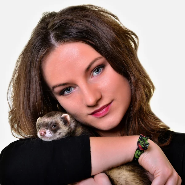 Menina bonita segurando um furão — Fotografia de Stock