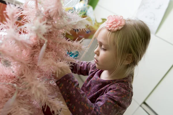 Little girl decorating Christmas tree — Stock Photo, Image