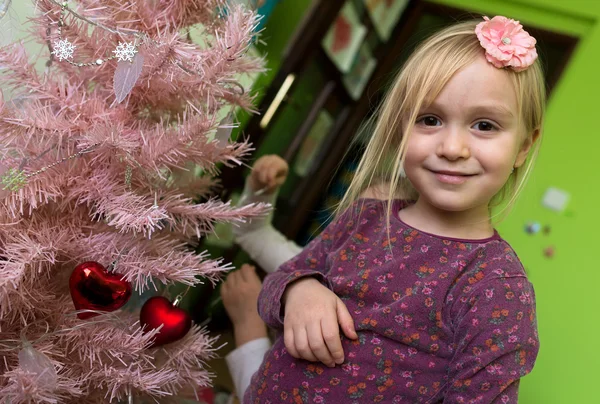 Little girl decorating Christmas tree — Stock Photo, Image