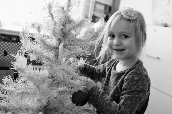 Noel ağacı süsleyen küçük kız — Stok fotoğraf