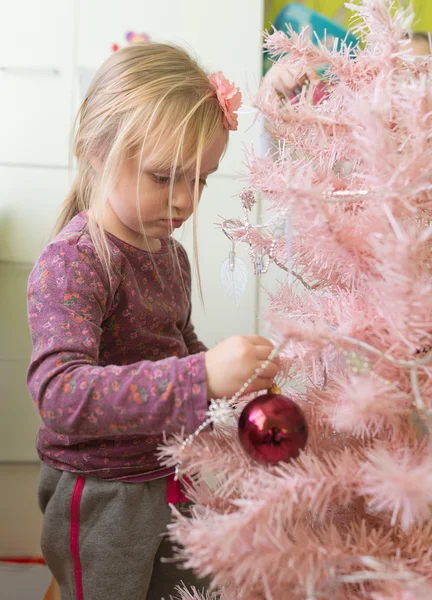 Niña decoración árbol de Navidad —  Fotos de Stock