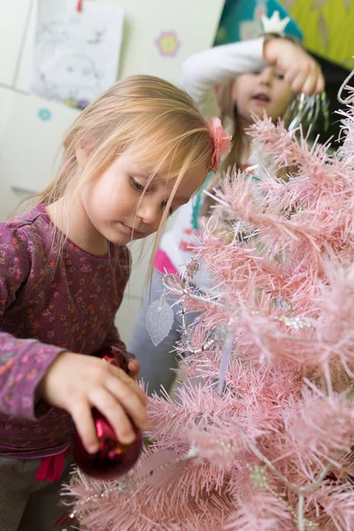 Små flickor dekorera julgran — Stockfoto
