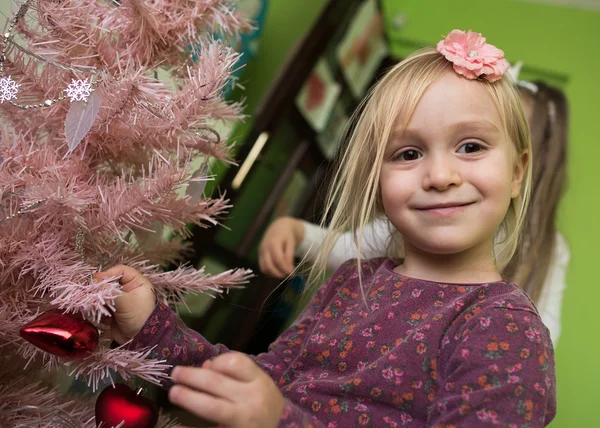 Little girl decorating Christmas tree — Stock Photo, Image