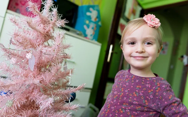 Klein meisje versieren kerstboom — Stockfoto