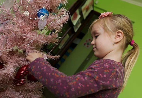 Menina decorando árvore de Natal — Fotografia de Stock