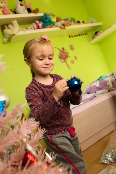 Little girl decorating Christmas tree — Stock Photo, Image