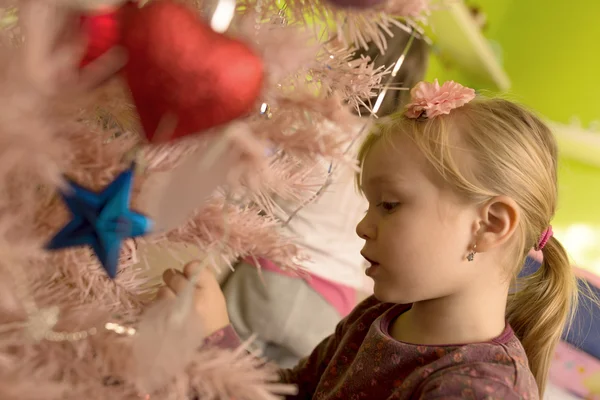 Little girl decorating Christmas tree — Stock Photo, Image