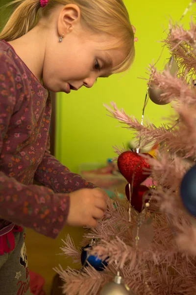 Mała dziewczynka dekorowanie choinki — Zdjęcie stockowe