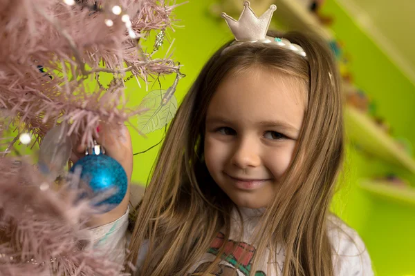 Little girl decorating Christmas tree — Stock Photo, Image