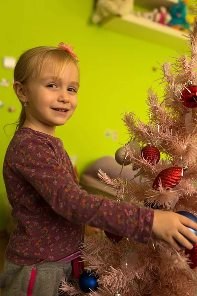 Liten flicka dekorera julgran — Stockfoto