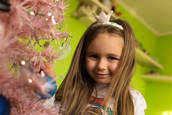 Little girl decorating Christmas tree — Stock Photo, Image