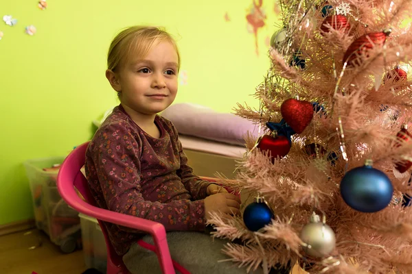 Klein meisje versieren kerstboom — Stockfoto