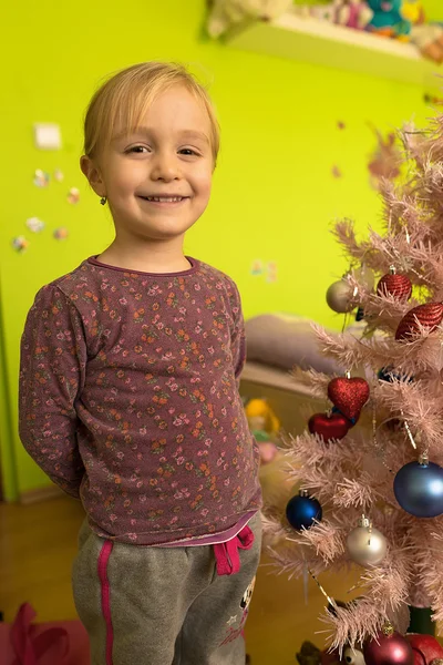 Mała dziewczynka dekorowanie choinki — Zdjęcie stockowe