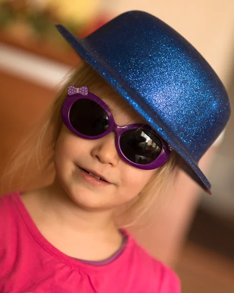 Küçük kız şapka ve gözlük — Stok fotoğraf