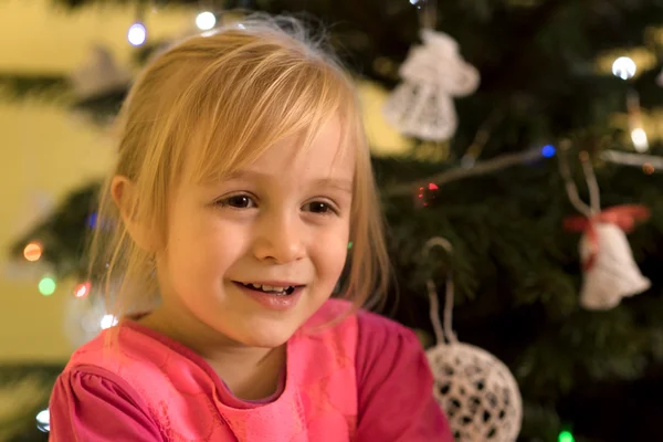 Little girl decorating Christmas tree — Stock Photo, Image