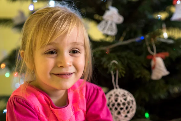 Little girl decorating Christmas tree — Stock Photo, Image