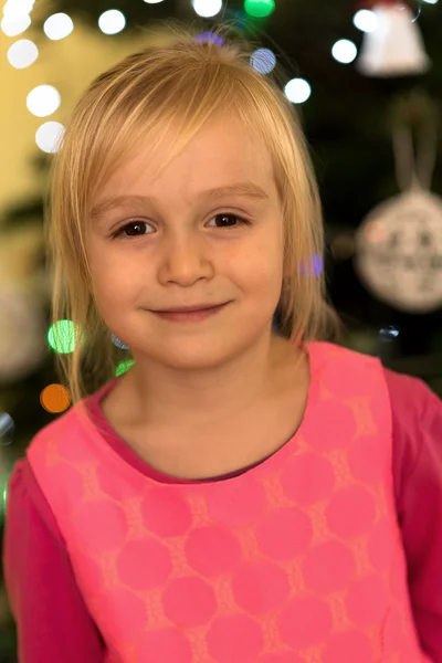 Niña decoración árbol de Navidad — Foto de Stock