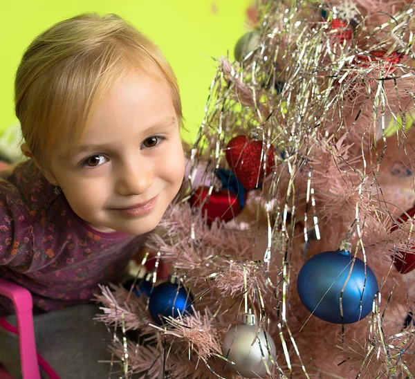 Little girl decorating Christmas tree — Stock Photo, Image